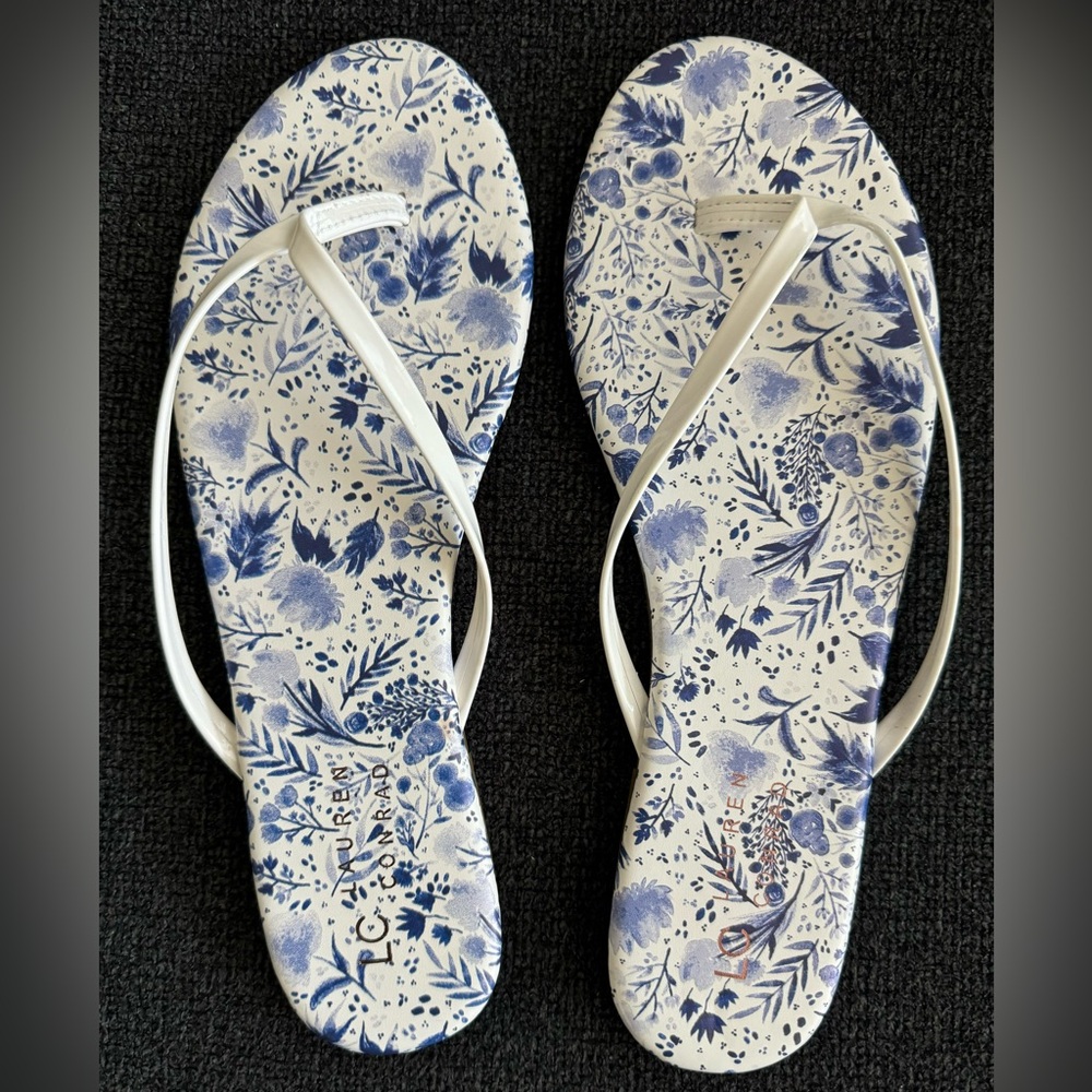 Women’s Lauren Conrad Sandals. Medium (9)